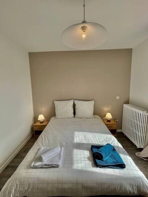 2 slaapkamers, een bureau, een strijkplank/strijkijzer, gratis wifi