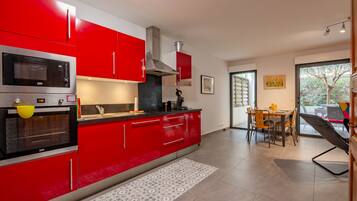 Réfrigérateur, micro-ondes, four, lave-vaisselle