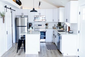 Kühlschrank, Mikrowelle, Ofen, Herdplatte