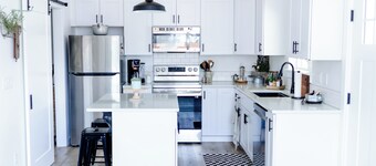 The Black Bird Bungalow -Charming Modern-Vintage Flair - Spa & Fireside