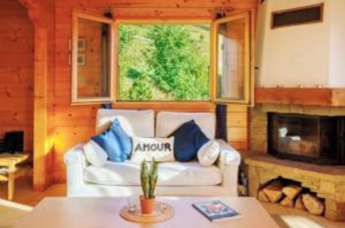 Televisie en een open haard