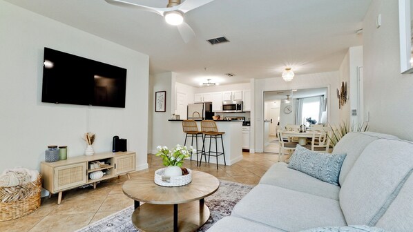 TV, computer monitors - Gated 2BR/2BA Condo w/ Pool (Bradenton)