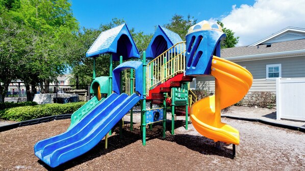 Une aire de jeux dotée de plusieurs toboggans et d’installations d’escalade.