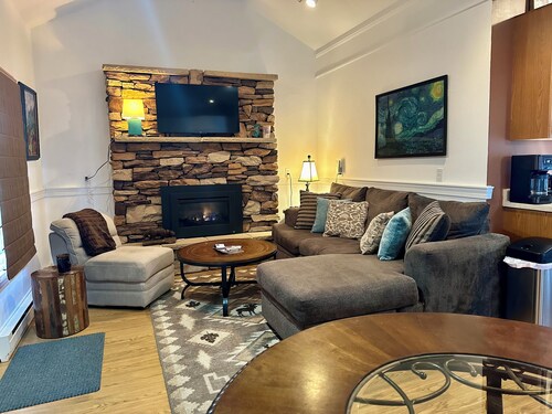 Cozy Dog-Friendly Cottage: The Main Suite