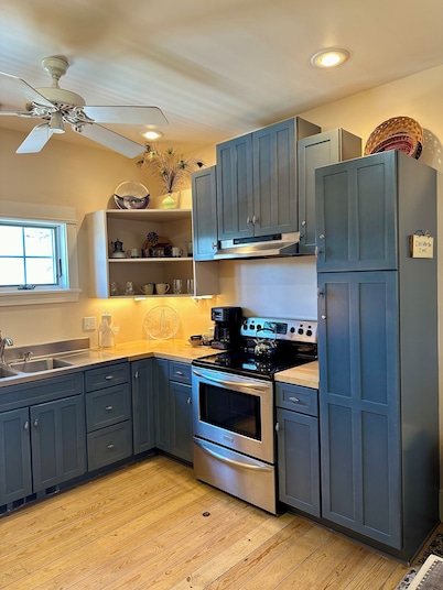 2BR/2BA 2 story house, dog friendly