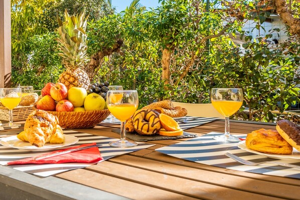 Villa | Outdoor dining - Villa in Albufeira Near Beach and Marina (Albufeira)