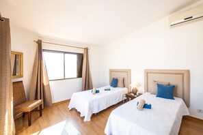 Villa | 5 bedrooms, iron/ironing board, bed sheets - Villa in Albufeira Near Beach and Marina (Albufeira)