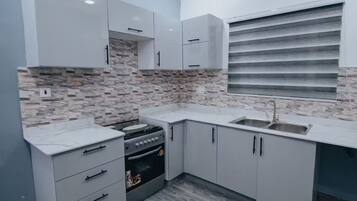 Frigorifero, microonde, forno, piano cottura