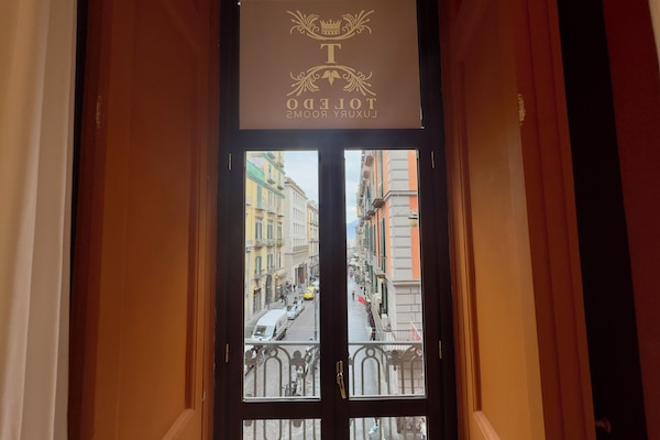 Caja de seguridad en la habitación, escritorio y cortinas blackout