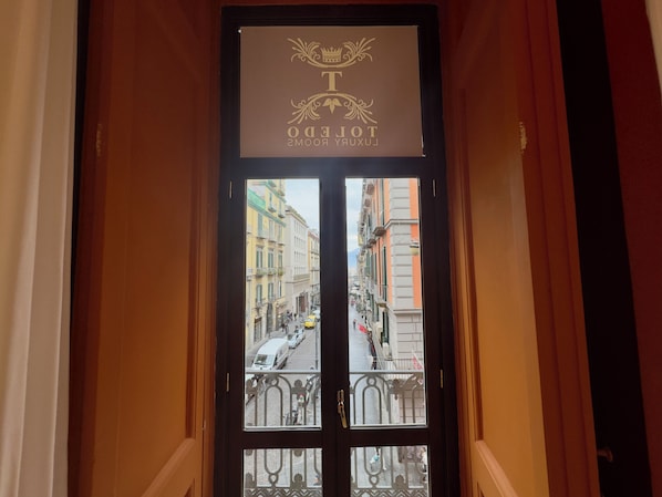 Chambre Deluxe, balcon, vue ville | Coffres-forts dans les chambres, bureau, rideaux occultants