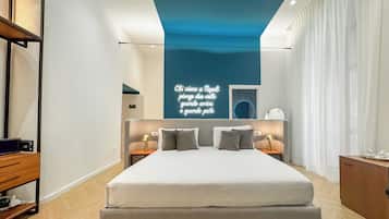 Quarto luxo, sacada, vista para a cidade | Cofres nos quartos, escrivaninha, cortinas blackout