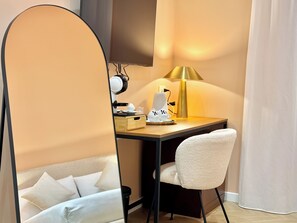 Rom – classic | Safe på rommet, skrivebord, blendingsgardiner og lydisolert