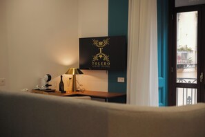 Rom – deluxe, balkong, byutsikt | Safe på rommet, skrivebord, blendingsgardiner og lydisolert