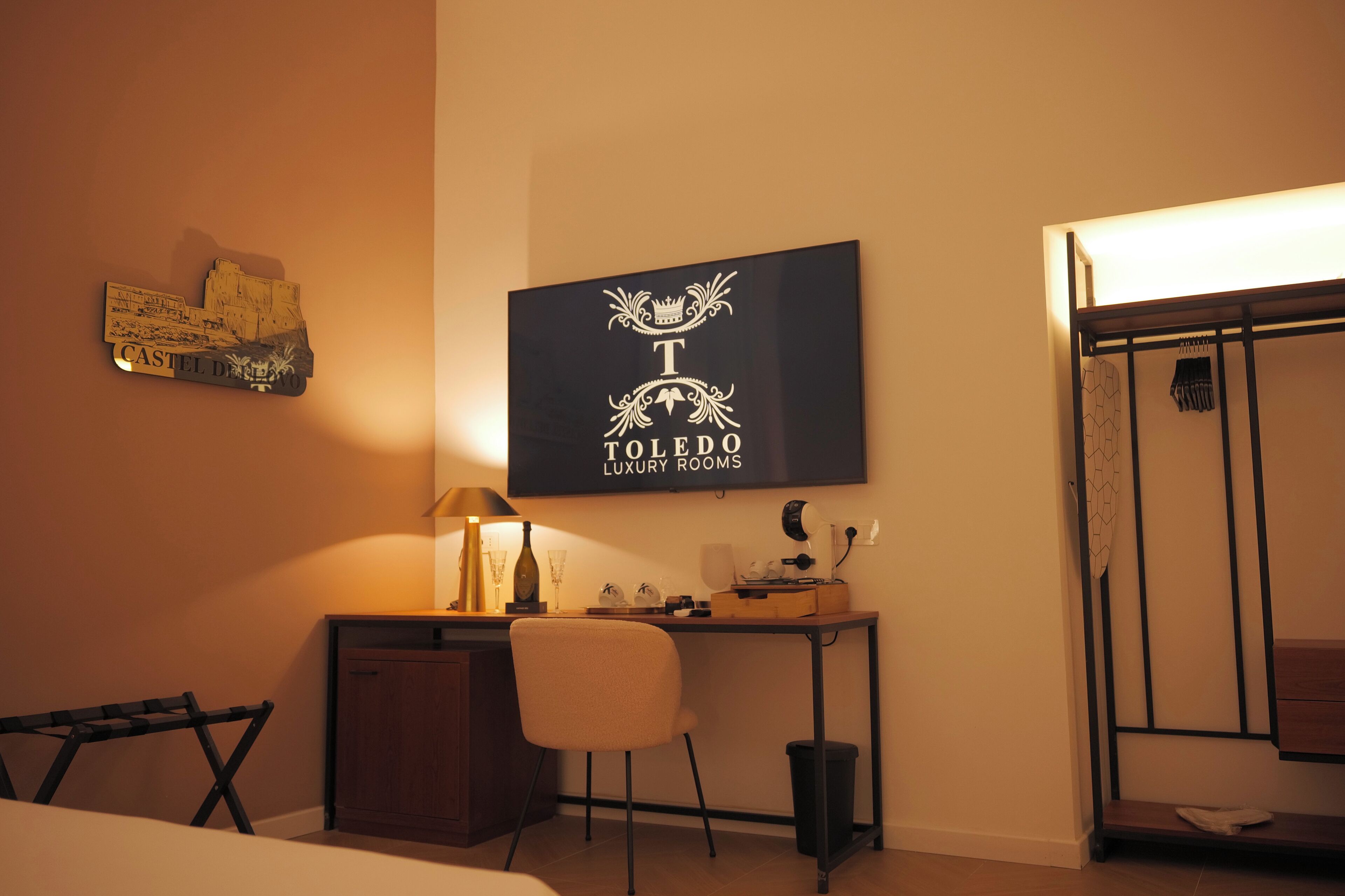 Rom – superior, balkong, byutsikt | Safe på rommet, skrivebord, blendingsgardiner og lydisolert