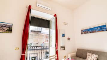 Phòng 4 Deluxe, ban công, quang cảnh thành phố | Phòng cách âm, truy cập Internet không dây miễn phí