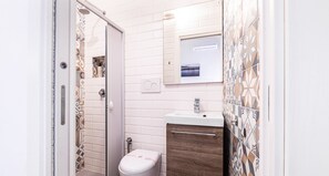 Classic Double Room, Balcony | Bathroom | Hair dryer, towels, soap, shampoo - Domus Mattei al Duomo By DomusExtra (Naples)