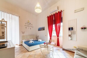 Quarto quádruplo luxo, sacada, vista para a cidade | Quartos à prova de som, Wi-Fi de cortesia