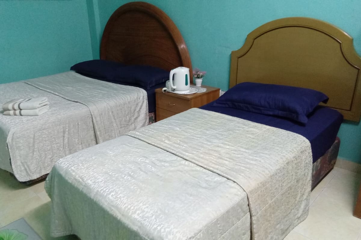 Escritorio y tabla de planchar con plancha