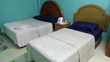Triple Room | Meja, seterika/papan seterika