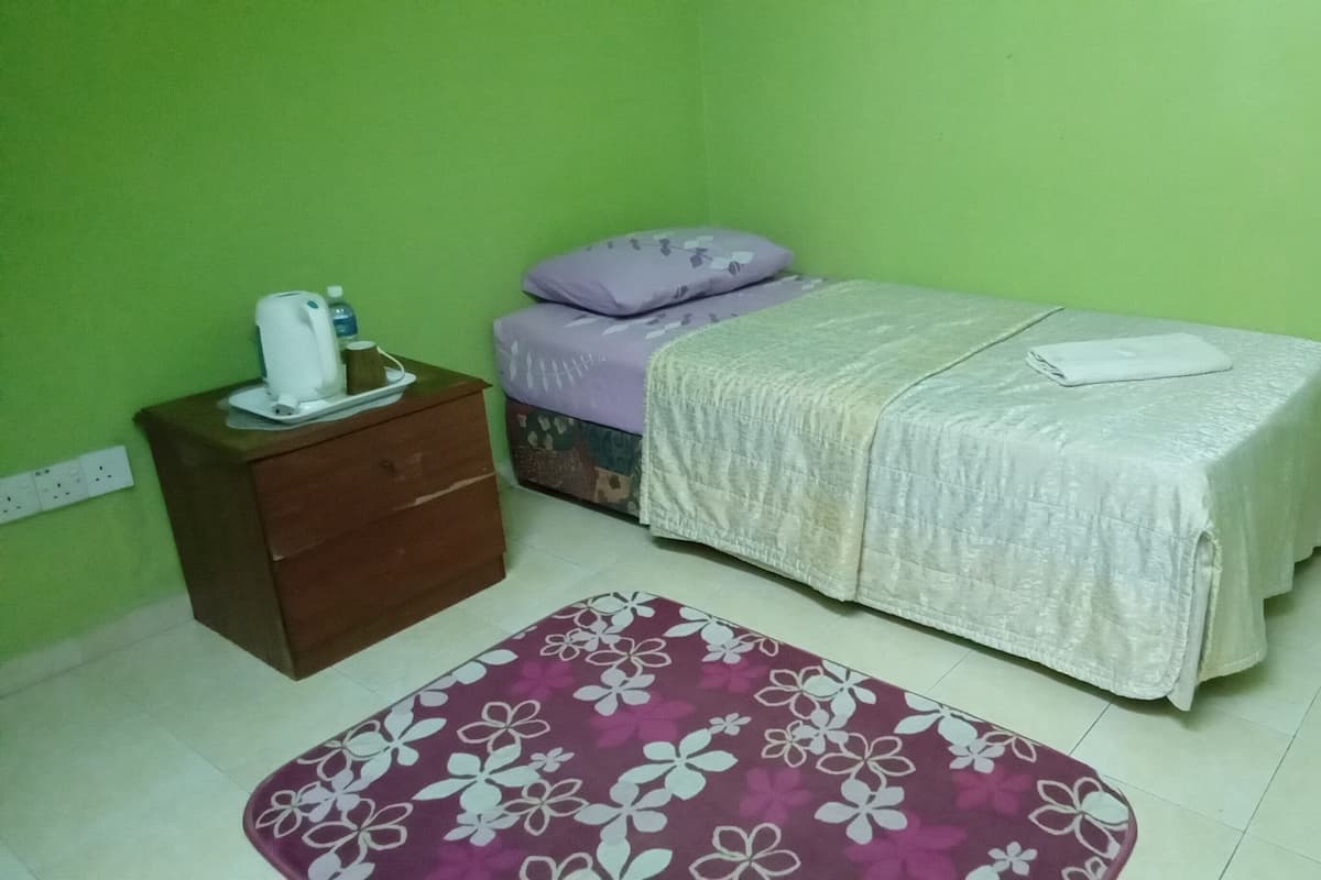 Escritorio y tabla de planchar con plancha