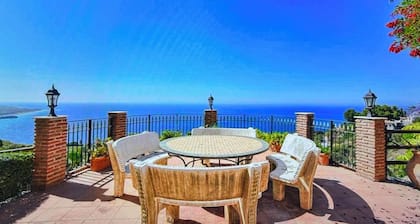 casa tradicional con bonita vista al mar