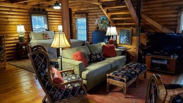 Smart TV, chimenea, reproductor de DVD y libros