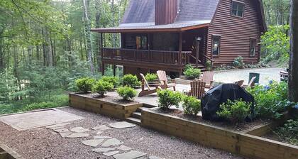 Appalachian Cabin.North Georgia mountains-Firepit and Hot Tub with great views!