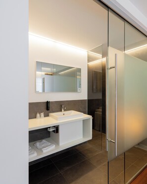 Shower, hair dryer, towels, soap - FAIROTEL (Filderstadt)