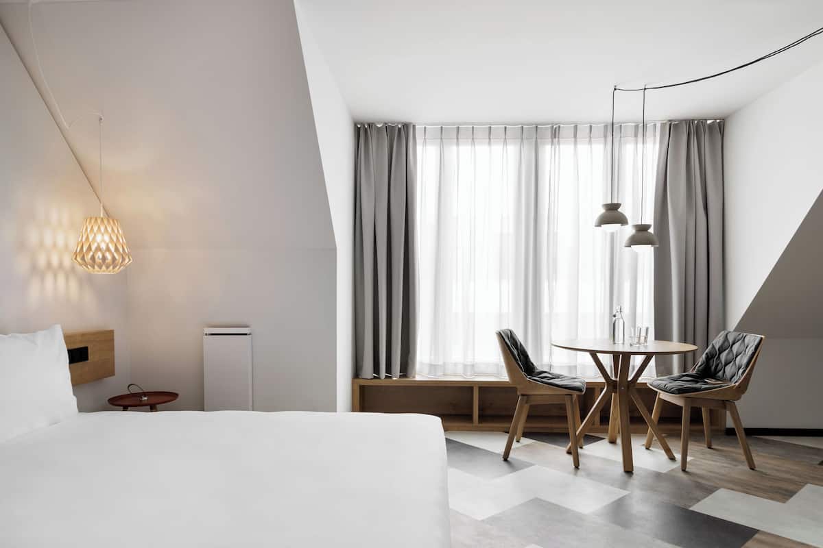 Studio Suite | Seprai premium, brankas, kedap suara, dan setrika/meja setrika