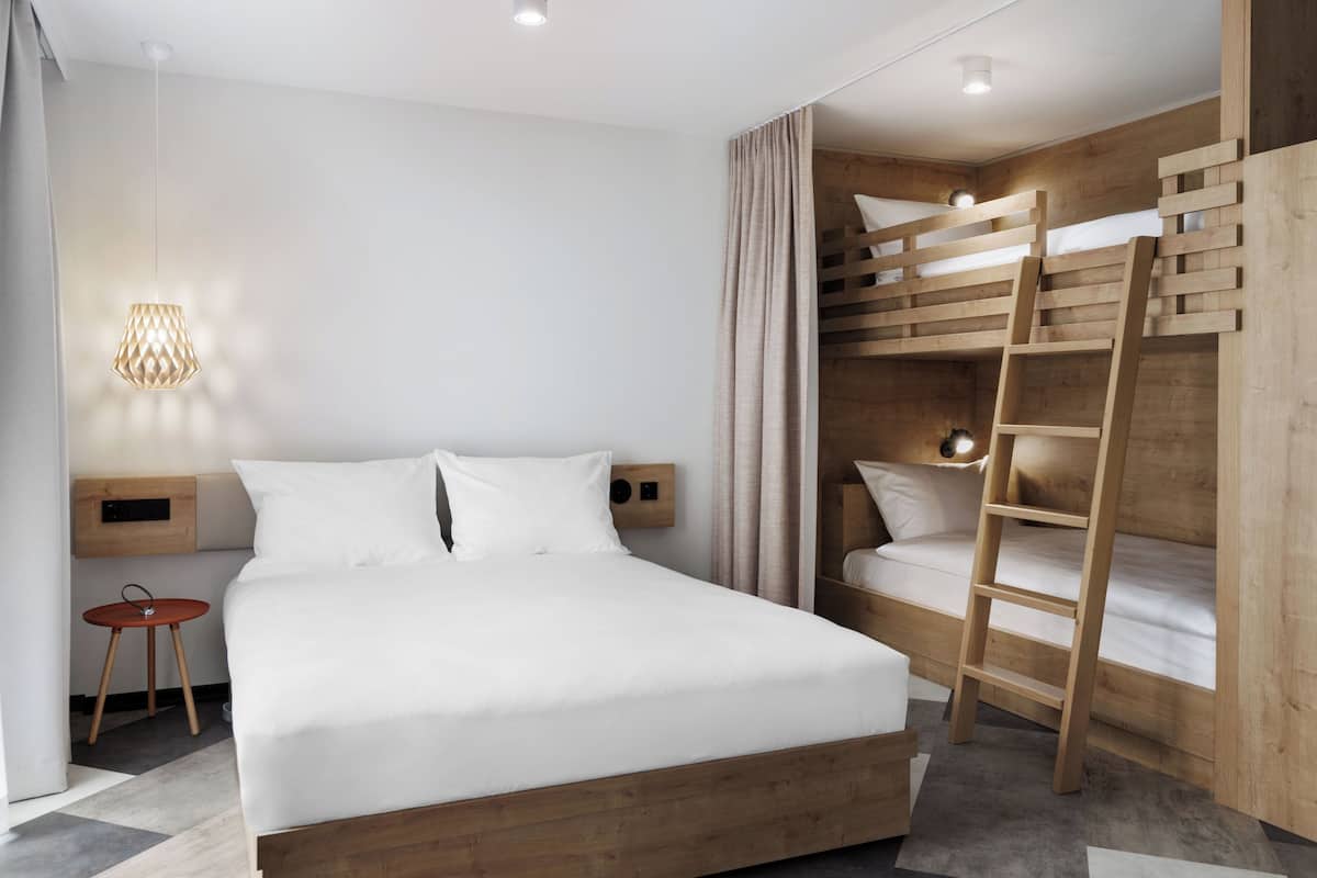 Premium bedding, in-room safe, iron/ironing board, free WiFi