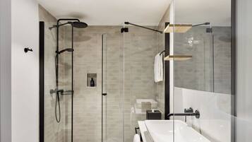 Studio | Bathroom | Shower, hair dryer, towels, soap