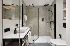 Family Studio | Bathroom | Shower, hair dryer, towels, soap - Stay KooooK Munich City (Munich)
