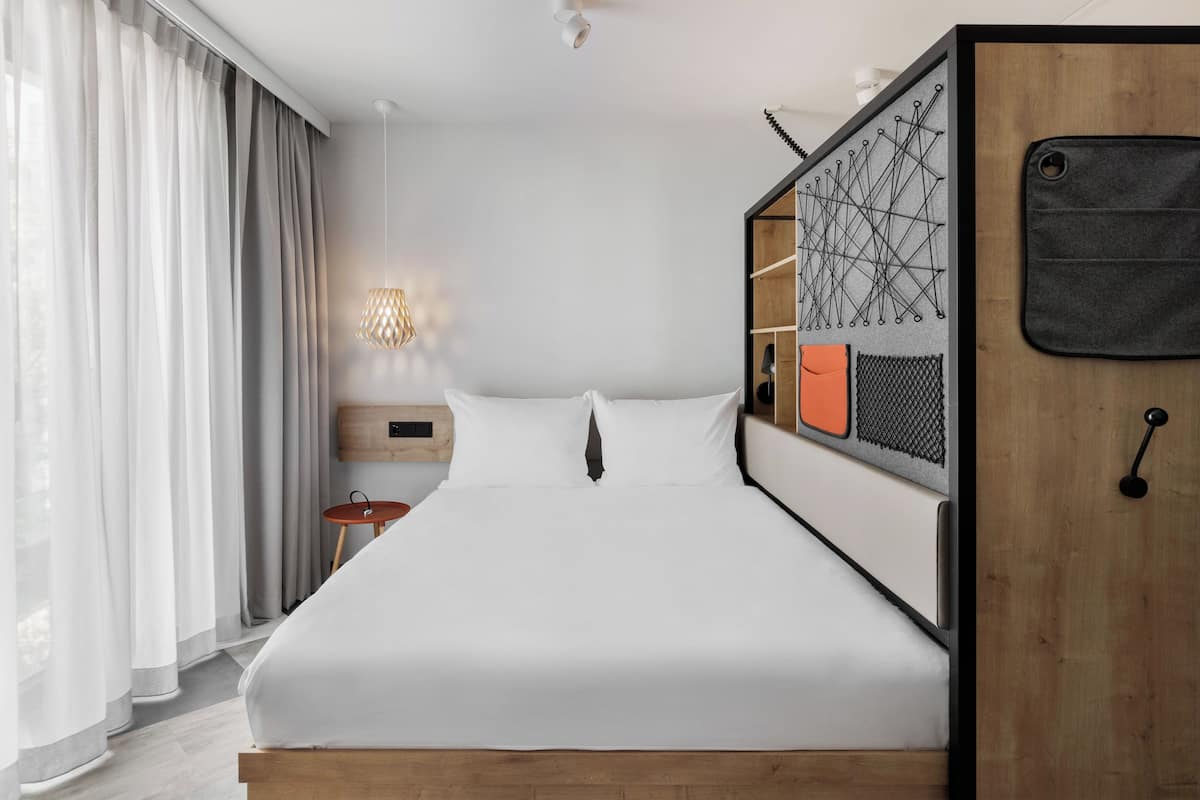 Premium bedding, in-room safe, iron/ironing board, free WiFi