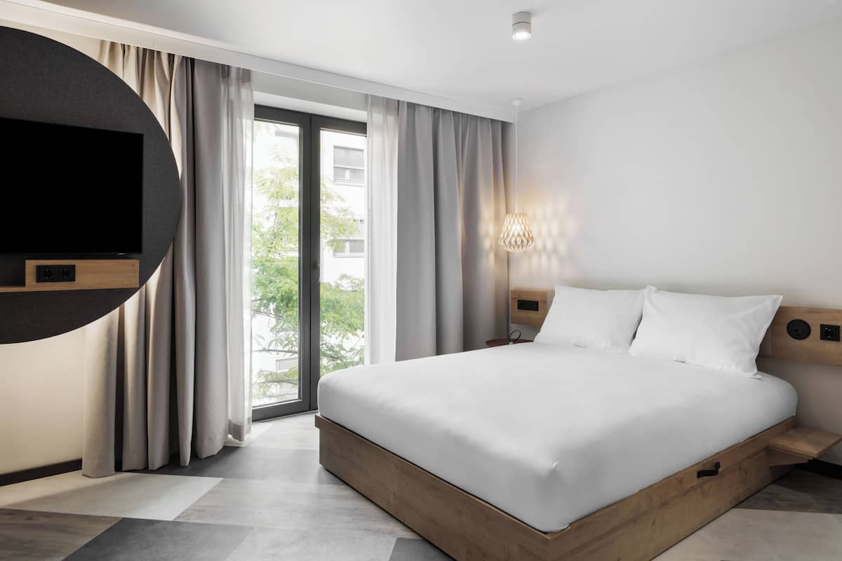 Premium bedding, in-room safe, iron/ironing board, free WiFi