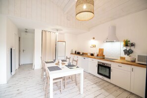 Kylskåp, ugn och kaffe- och tebryggare