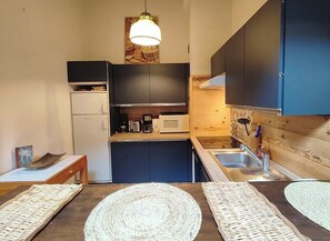 Fridge, microwave, oven, dishwasher - Charming T3 with terrace in Chamonix (Chamonix-Mont-Blanc)