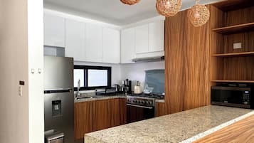 Deluxe House | Private kitchen | Full-size fridge, microwave, oven, stovetop