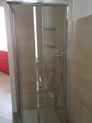 Dusche, Haartrockner, Bidet, Handtücher