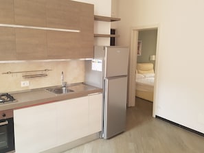 Frigorifero, forno, piano cottura, lavastoviglie