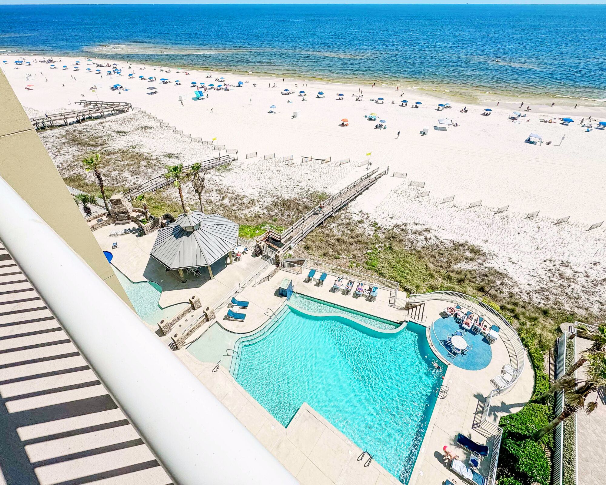 Een binnenzwembad, een buitenzwembad