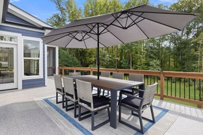Outdoor dining - ~6,000 Sq Ft / 10-Bed Entertainment Home in NW Raleigh (Raleigh)