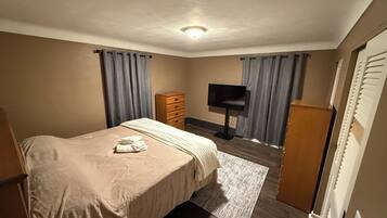 2 Schlafzimmer, BĂŒgeleisen/BĂŒgelbrett, kostenloses WLAN, BettwĂ€sche