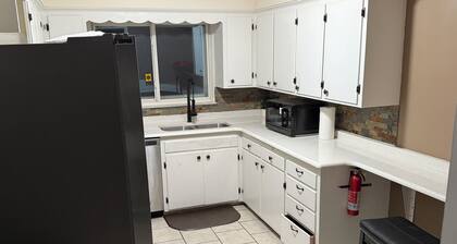 Luxury 2BR with spa bath, huge kitchen & living room—prime Toledo location!