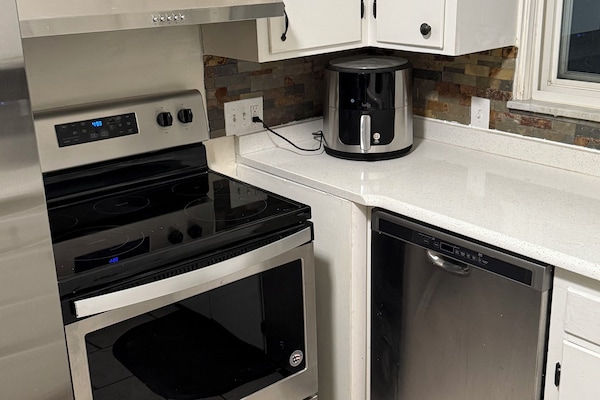 Kjøleskap, mikrobølgeovn, ovn og kokeplater