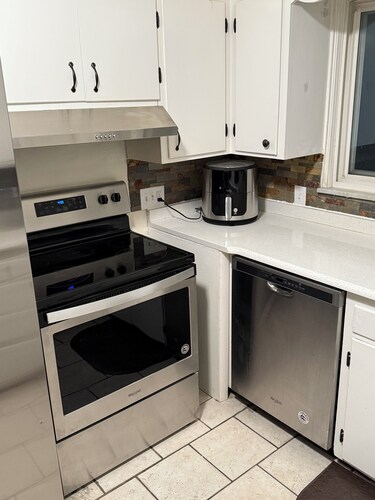 Luxury 2BR with spa bath, huge kitchen & living room—prime Toledo location!