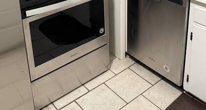 Luxury 2BR with spa bath, huge kitchen & living room—prime Toledo location!