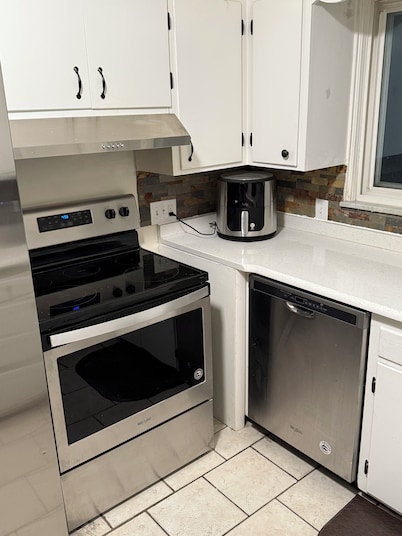 Luxury 2BR with spa bath, huge kitchen & living room—prime Toledo location!