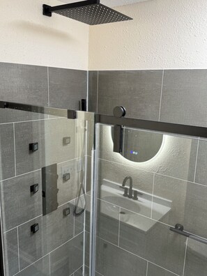 Shower, hair dryer, towels, soap - Luxury 2BR with spa bath, huge kitchen & living room—prime Toledo location! (Toledo)