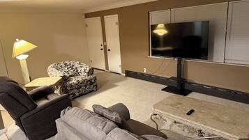 Een smart-tv en videogames
