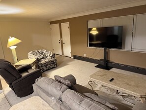 Smart TV, video games - Luxury 2BR with spa bath, huge kitchen & living room—prime Toledo location! (Toledo)